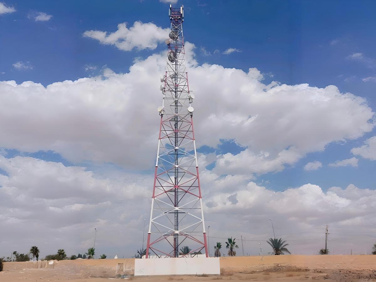 برج اتصالات فولاذي أنبوبي ثلاثي الأرجل بطول 65 مترًا في مدينة دقة، تونس، دخل حيز الاستخدام