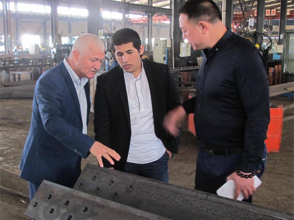 عملاء كازاخستان يزورون المصنع
        