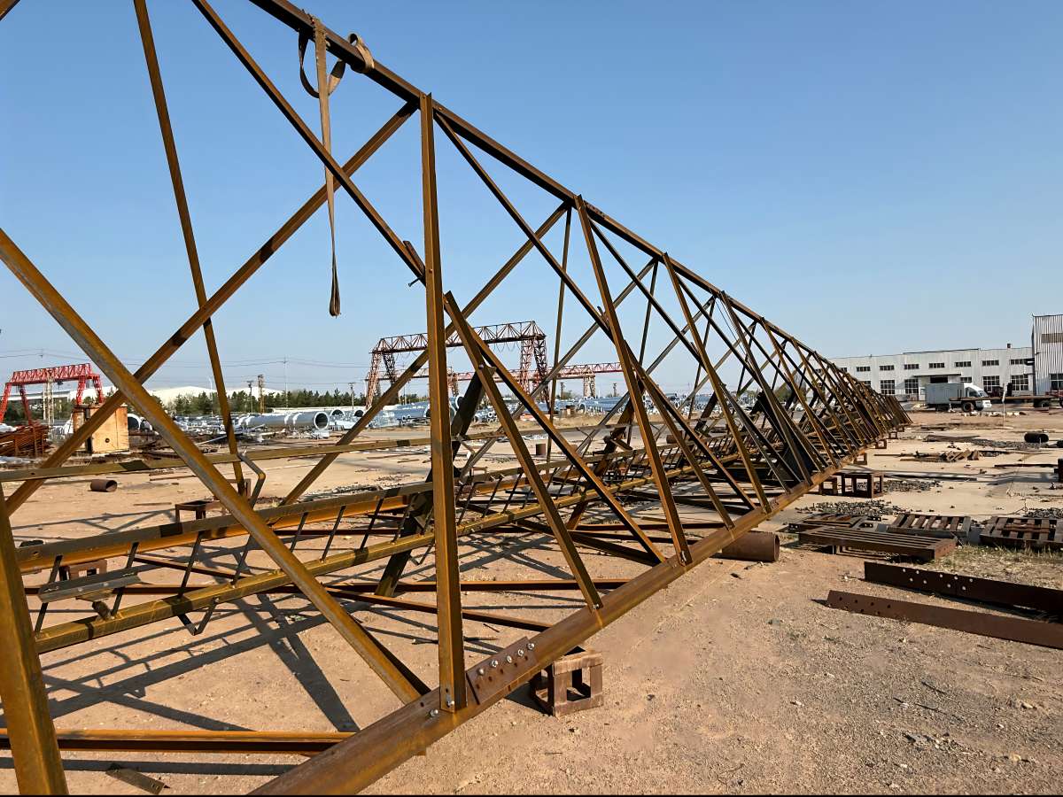 تجربة تجميع برج اتصالات فولاذي زاوي ثلاثي الأرجل بطول 60 متراً قبل عملية اللحام بالغمس الساخن