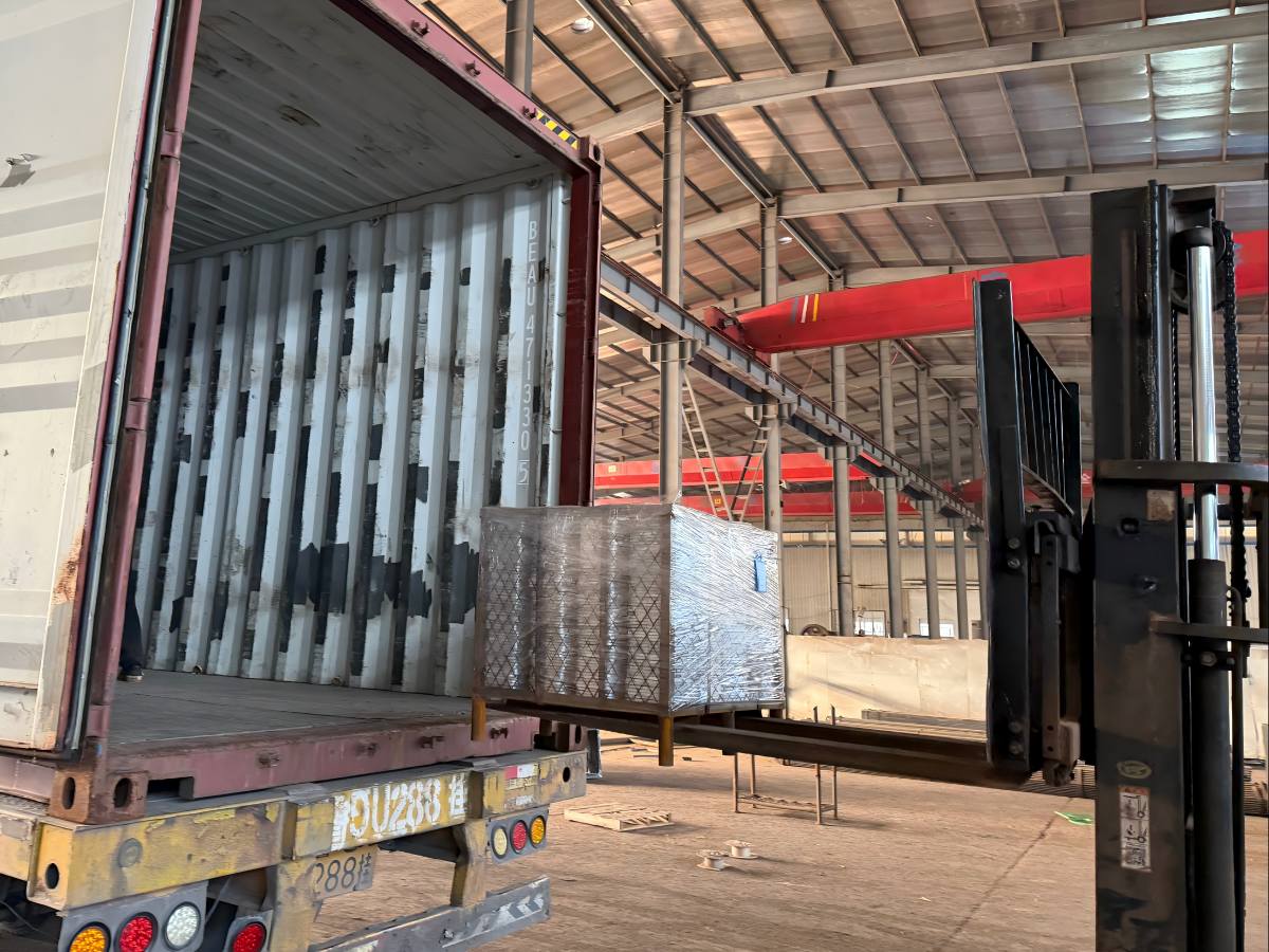 دفعة جديدة من مكونات برج الاتصالات يتم تغليفها وشحنها إلى الولايات المتحدة الأمريكية