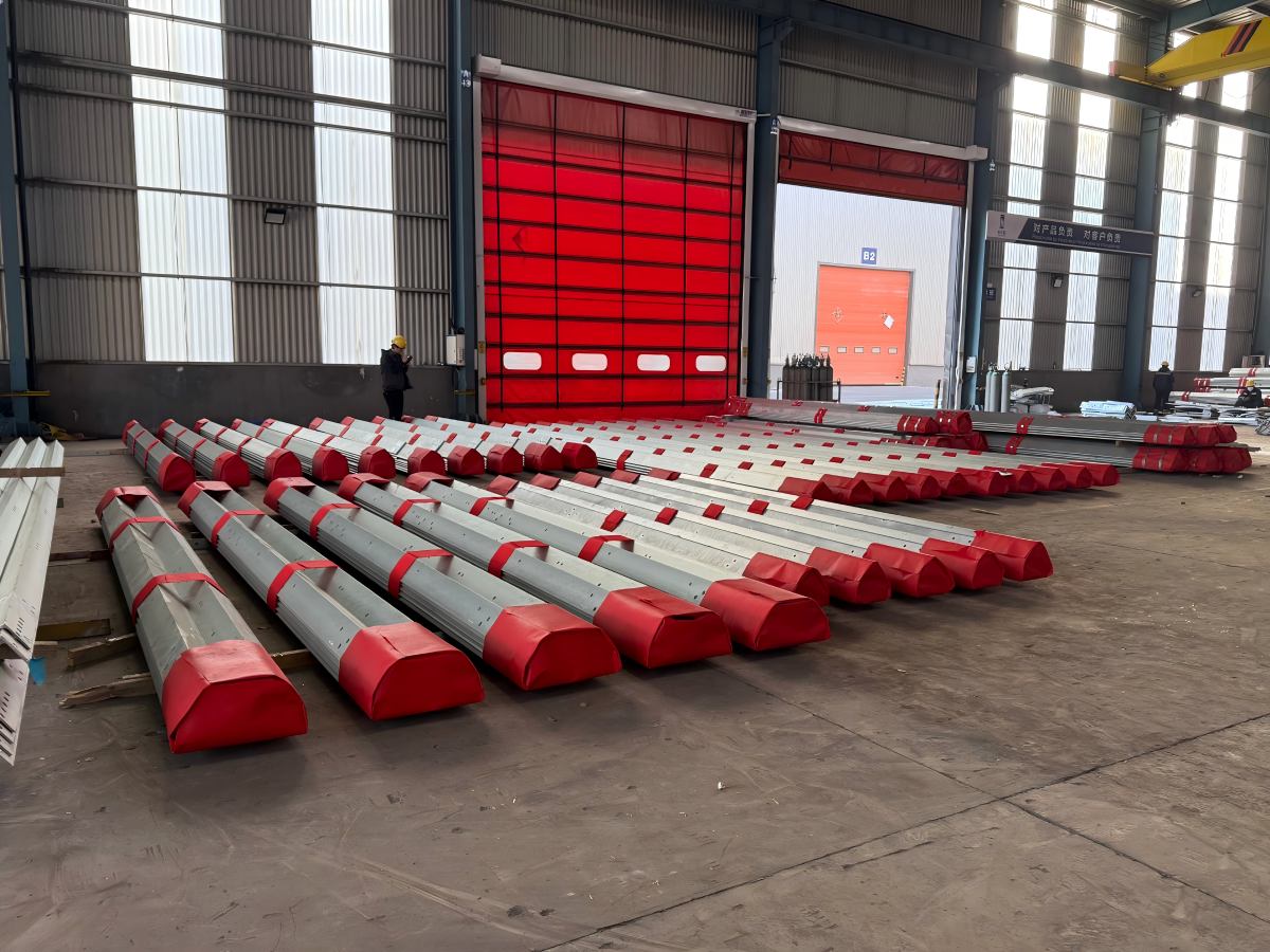 برج فولاذي بزاوية 60 مترًا، 80 مترًا، 100 متر، 120 مترًا مع ملحقاته، يتم تغليفه قبل الشحن.