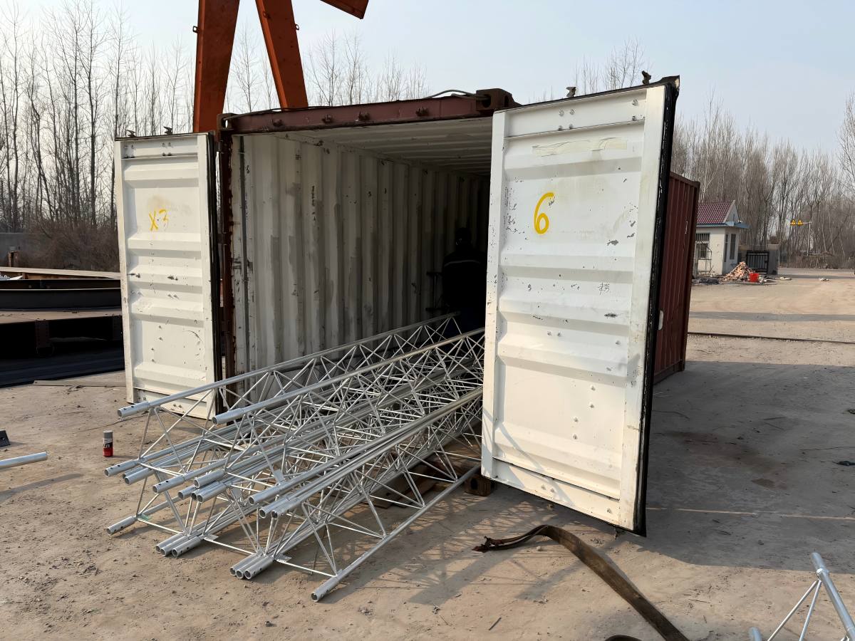 خمس مجموعات من أبراج الصواري المدعومة بالكابلات بطول 30 متراً، تم تعبئتها وشحنها إلى الصومال